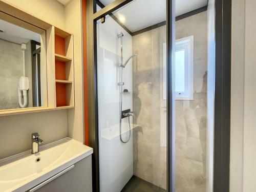 Kúpeľňa v ubytovaní Mobil-home tout confort 6 pers, 3 ch, 2 sdb, piscine, à 200m de la plage, plein cœur de Jullouville - FR-1-361A-55