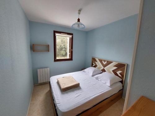 - une petite chambre avec un lit dans une pièce bleue dans l'établissement Appartement 2 pièces à 300m de la plage avec balcon ensoleillé à Saint-Georges-de-Didonne - FR-1-550-48, à Saint-Georges-de-Didonne