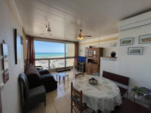 - un salon avec une table et une vue sur l'océan dans l'établissement Saint-Cyprien : T2 cabine, climatisé, 6 pers, animaux admis, parking sécurisé - FR-1-106-78, à Saint-Cyprien