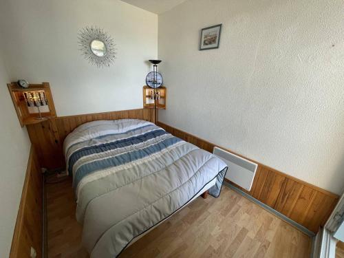 sypialnia z łóżkiem i lustrem na ścianie w obiekcie Saint-Cyprien : T2 cabine, climatisé, 6 pers, animaux admis, parking sécurisé - FR-1-106-78 w mieście Saint-Cyprien