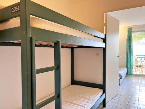 pokój z łóżkiem piętrowym z 2 łóżkami piętrowymi w obiekcie Appartement familial avec piscine, terrasse et parking au Lavandou - 5 couchages - FR-1-251-487 w mieście Le Lavandou