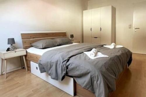 een slaapkamer met een groot bed en 2 witte handdoeken bij Helle und freundliche Wohnung in Kapfenberg in Kapfenberg