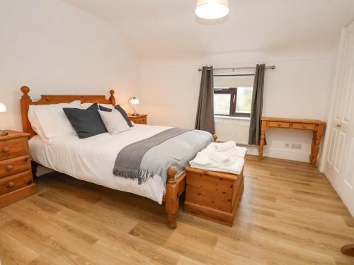um quarto com uma cama e piso em madeira em 4 Green Farm Cottage em Chester