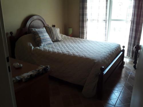 1 dormitorio con cama y ventana en Hermoso Dúplex Playa Unión Rawson en Rawson