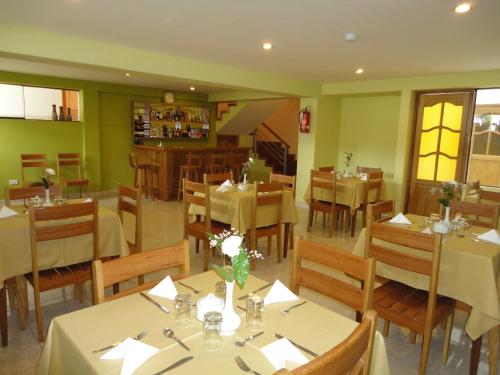 une salle à manger avec des tables et des chaises dans un restaurant dans l'établissement Florida del Inca Hotel, à Cusco
