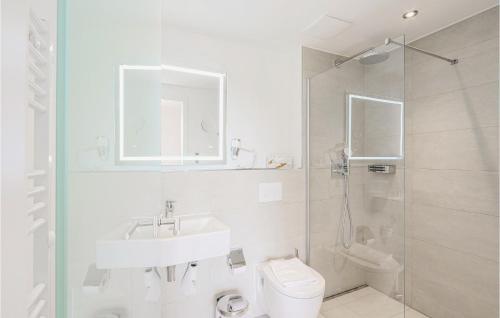 La salle de bains est pourvue d'un lavabo, de toilettes et d'une douche. dans l'établissement Fewo 24 Putbus-rgen, à Wreechen