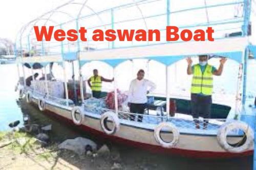 tres hombres de pie en un barco en el agua en تحتمسنا كا بيت تحتمس house of tohotms en Nag` el-Qabba