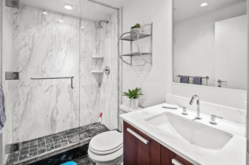 ein Bad mit einem Waschbecken, einem WC und einer Dusche in der Unterkunft Falls Empress Suite by IRIS PROPERTIES! in Victoria