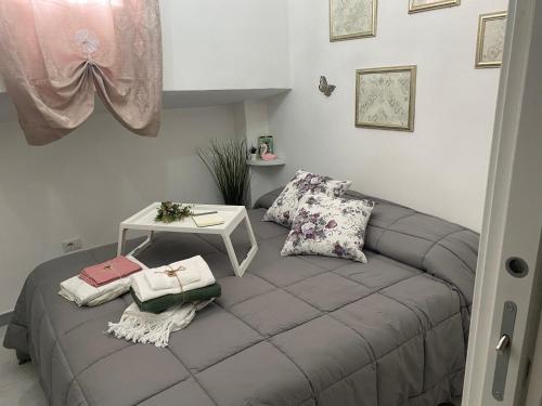 Ce lit se trouve dans un dortoir doté d'une table et d'oreillers. dans l'établissement Nel cuore di Pescasseroli, à Pescasseroli