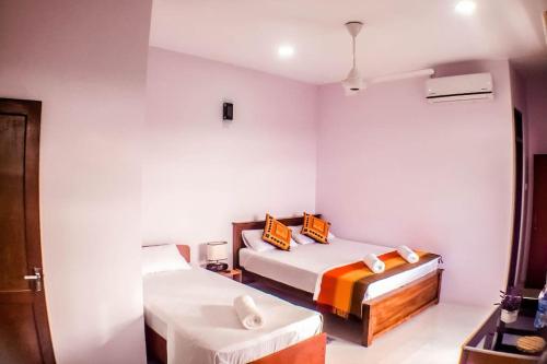 康提的住宿－SaRu Holiday Apartment - Upto 6 Guests，酒店客房设有两张床和一张桌子。