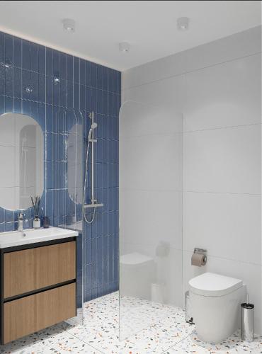 een badkamer met een toilet, een wastafel en een douche bij Blueloft 47 l studio with balcony in Tasjkent