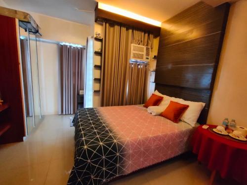 Habitación de hotel con cama y mesa en Studio at La Guardia en Cebu City