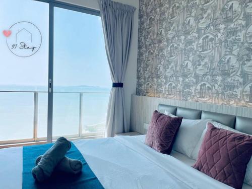 1 dormitorio con 1 cama y ventana grande en SilverScape 4px Seaview Bathtub TVBox Games en Melaka