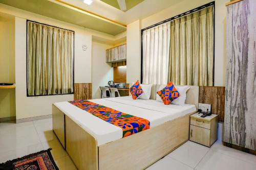 um quarto com uma cama grande num quarto em FabHotel Happy Homely Stay em Pune