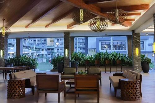 Zona de estar de Eagle's Nest - 2BR Furnished with Fast Internet and Netflix