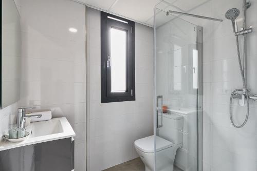 e bagno con doccia, servizi igienici e lavandino. di Solaga - Jabega a Málaga