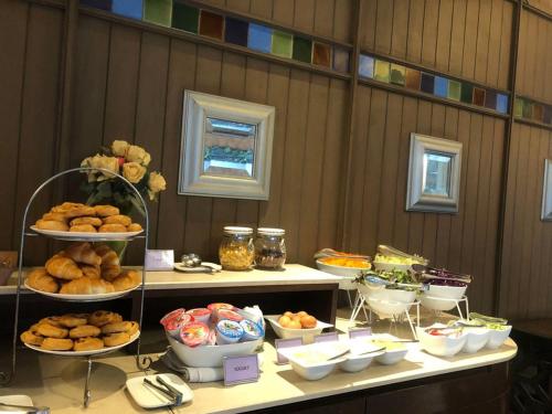 - un buffet de plats sur une table dans une chambre dans l'établissement Sawasdee Hotel @ Sukhumvit Soi 8, à Bangkok