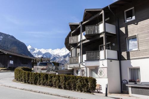 ein Gebäude mit Balkonen an der Straßenseite in der Unterkunft Apartment Adler Resort by Alpin Rentals in Kaprun