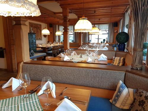 a restaurant with tables and chairs in a room at Hotel-Gasthof Lammersdorf in Millstatt