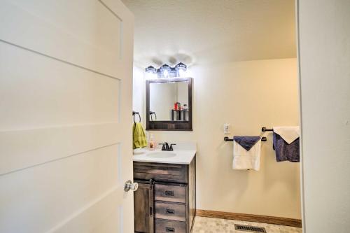 Fotografie z fotogalerie ubytování Sunroom, Deck and Grills Marquette Cottage! v destinaci Marquette