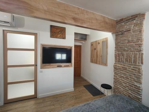 Televízia a/alebo spoločenská miestnosť v ubytovaní Studio rue Fesch