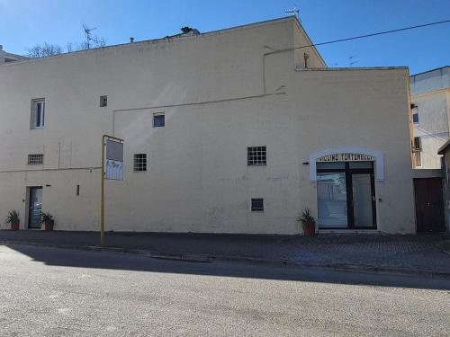 ein weißes Gebäude mit einer Seitentür in der Unterkunft Villino Tortorelli con Self Check-in in Matera