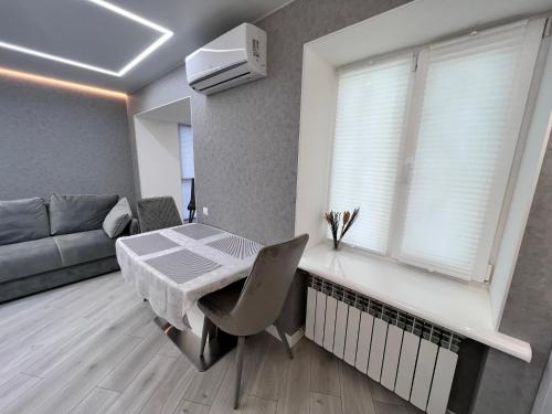 ein Wohnzimmer mit einem Tisch und einem Sofa in der Unterkunft Modern Gagarina Avenue in Dnipro