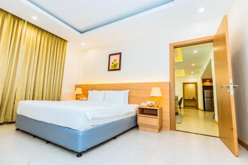 Bavet的住宿－Dynasty Casino Hotel，卧室设有一张白色大床和一扇窗户。