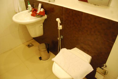 Hotel Rajadhaniにあるバスルーム
