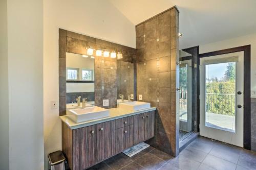 a bathroom with two sinks and a large mirror at Bellingham Vacation Rental with Private Deck in Bellingham