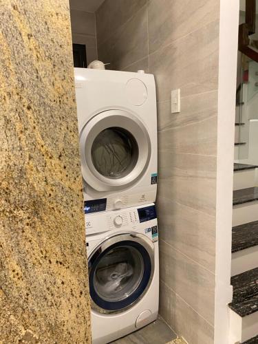 a washer and dryer in a small room at Riverside LK HOME Phú Nhuận 2 in Ho Chi Minh City