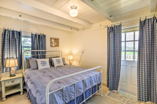 una camera con letto e finestra di Waterfront Panacea Vacation Rental with Dock! a Panacea