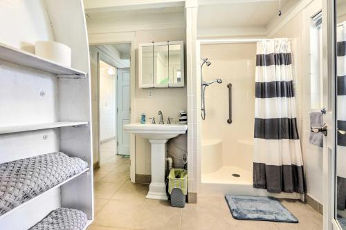 bagno con lavandino e doccia di Waterfront Panacea Vacation Rental with Dock! a Panacea