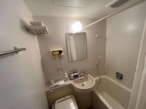 La petite salle de bains est pourvue de toilettes et d'un lavabo. dans l'établissement Kitami Daiichi Hotel - Vacation STAY 45969v, à Kitami