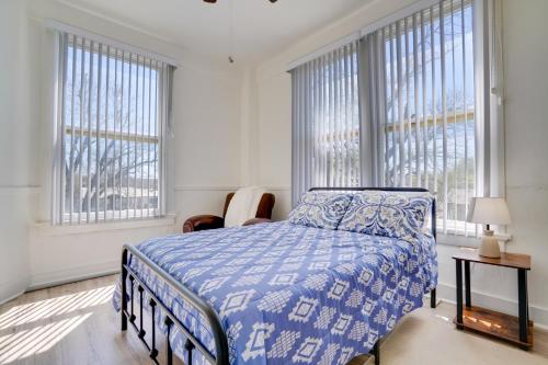 1 dormitorio con 1 cama y 2 ventanas grandes en Schertz Vacation Rental 20 Mi to San Antonio, en Schertz