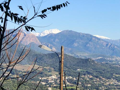 Una imagen general de la montaña o una montaña tomada desde la casa de vacaciones