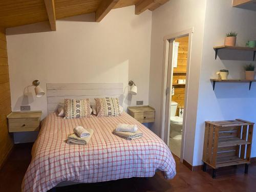 a bedroom with a bed with two towels on it at Kontiki Bungalows El Palmar in El Palmar