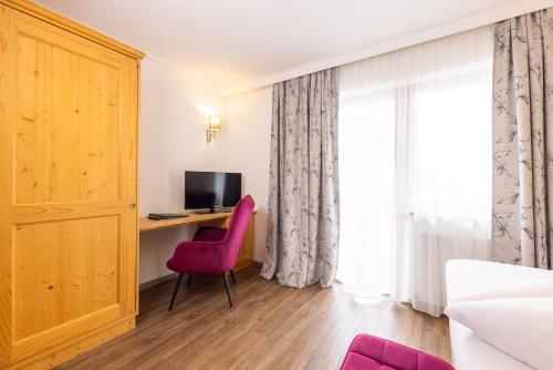 Uma televisão e/ou sistema de entretenimento em Hotel Alphof Stubaital