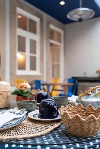 een tafel met borden en manden erop bij Blau 1911 in Porto
