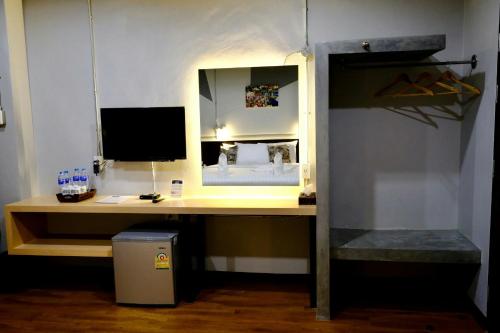 ハジャイにあるRoom2uのデスク(鏡付)、パソコンが備わります。