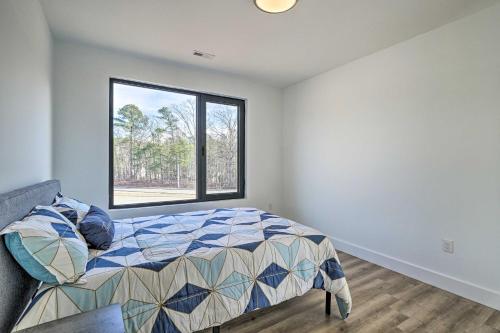 um quarto com uma cama e uma janela em Spacious and Modern Townhome 6 Mi to Duke! em Durham