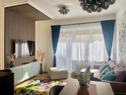 un soggiorno con divano e TV di Brand New Apartment #Hollán#3BEDR#2BATHR#FREEPARKING a Budapest