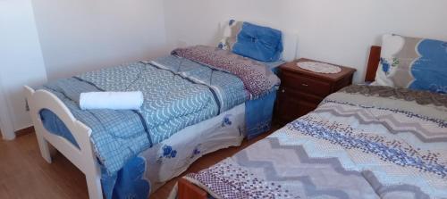 1 dormitorio con 2 camas individuales y mesita de noche en Appart luxueux S plus 2cc ,cité Ghazela ,Ariana, à10 min de l'aéroport, en Jafar