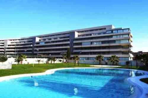 uma grande piscina em frente a um edifício em Atico Duplex en Playa Serena em Roquetas de Mar