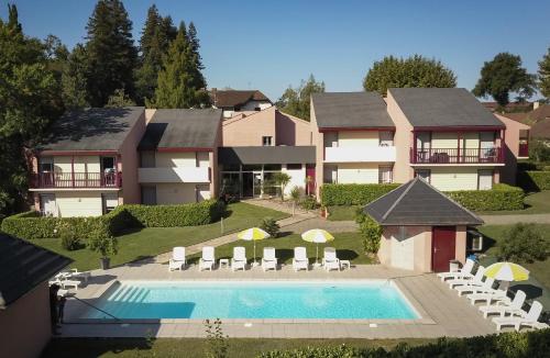 een luchtzicht op een huis met een zwembad bij Les Pavillons du Rooy in Salies-de-Béarn