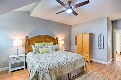 una camera da letto con un letto e un ventilatore a soffitto di Waterfront Lake Tawakoni Home with Fire Pit! a Quinlan