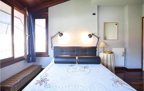 Llit o llits en una habitació de 3 Bedroom Awesome Home In Lido Di Camaiore