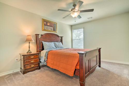1 dormitorio con 1 cama y ventilador de techo en San Antonio Vacation Rental with Hot Tub, Yard!, en Selma