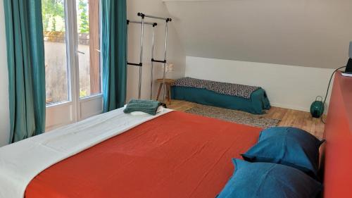 Un dormitorio con una cama grande y una ventana en Agape Bed et Bien-être, 