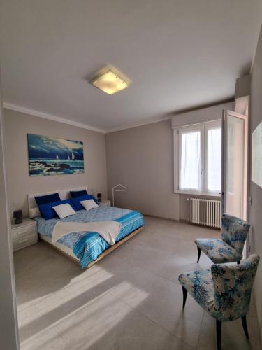 デセンツァーノ・デル・ガルダにあるIn Vacanza da Miki 02のベッドルーム1室(ベッド1台、椅子付)